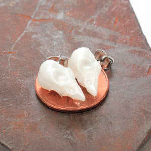 mini sparrow studs - pearl