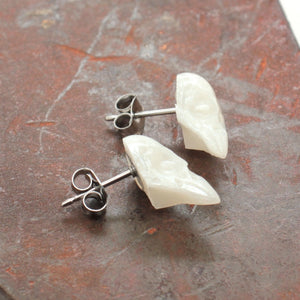mini sparrow studs - pearl