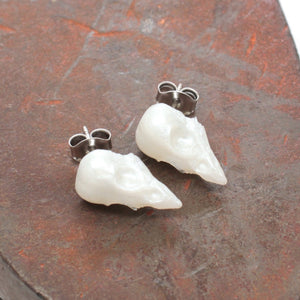 mini sparrow studs - pearl