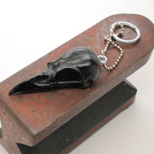 magpie skull keychain - black